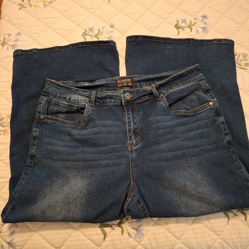 Bloomchic Distressed Denim Womens Crop Jeans. Size 18. Wide Leg, Dark Wash.